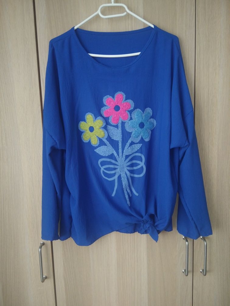 Piękna nowa modna chabrowa bluzka w kwiaty Made in Italy oversize