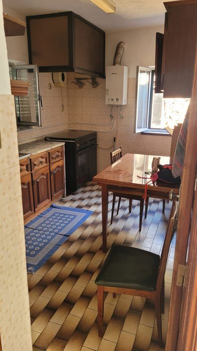 ALUGA-SE CASA perto vila Góis  3 pisos / 2 quartos 1 sala  / Lareira