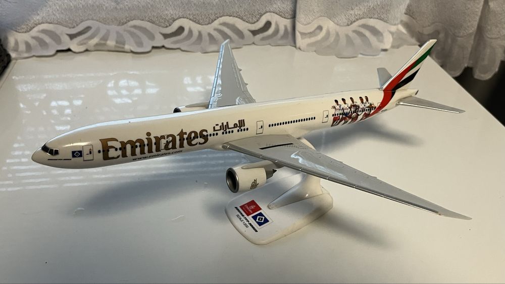 Model samoloru Boeing 777-300ER Emirates 1:200