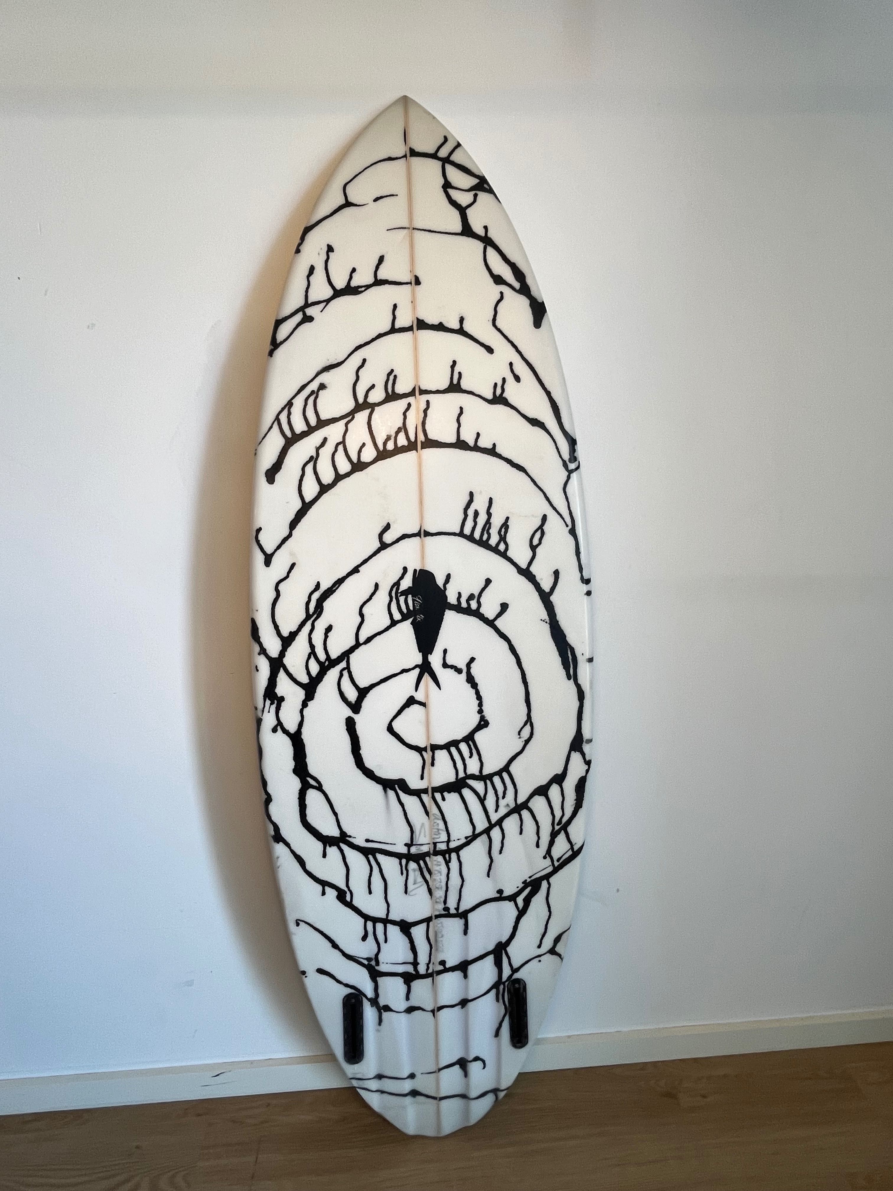 prancha de surf e fatos de mergulho
