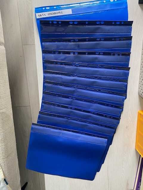 11 teczek akt osobowych wpinanych w segregator