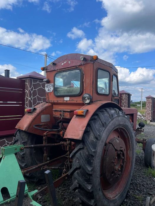 Трактор Т-40 з всім інвентарем