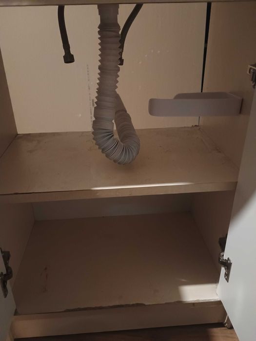 Umywalka z szafka i baterią