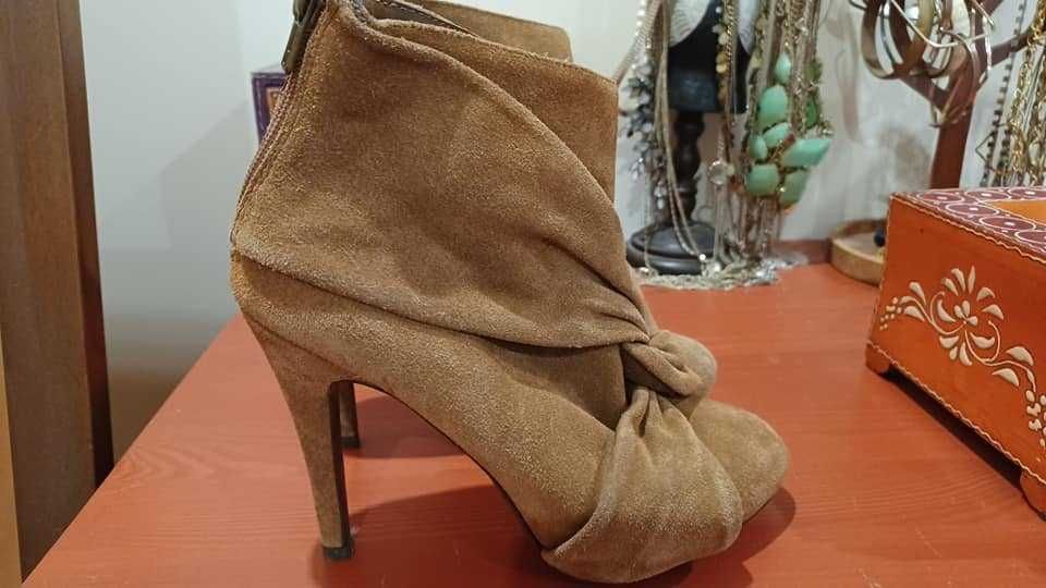 Botins camurça camel da Stradivarius