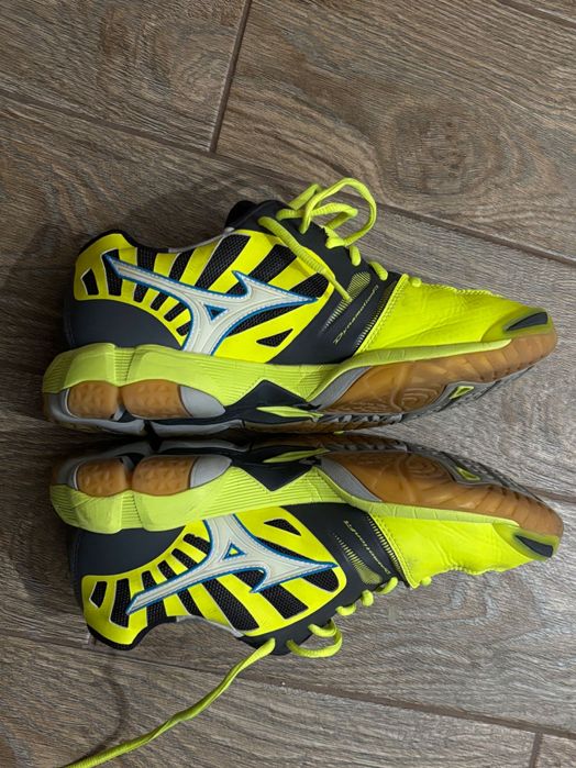 Mizuno Wave Tornado 41 игровые зальные кроссовки волейбольные яркие