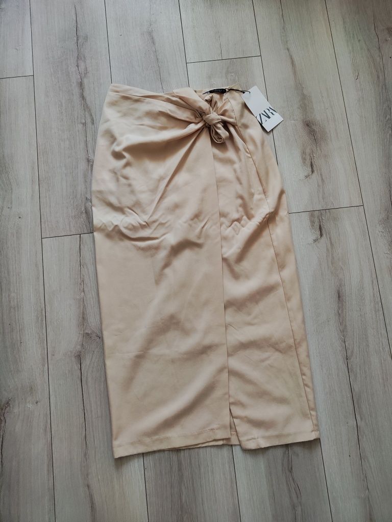 Ołówkowa beżowa asymetryczna spódnica midi Zara