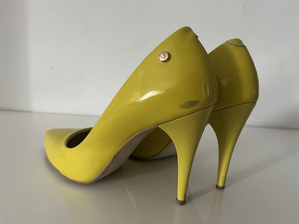 Buty szpilki Venezia żółte lakierowane rozm. 37 Piękne