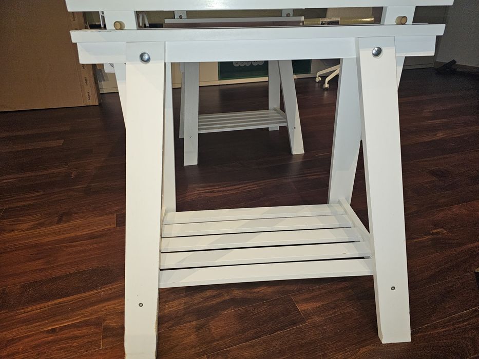 Secretária Ikea com base em cavaletes