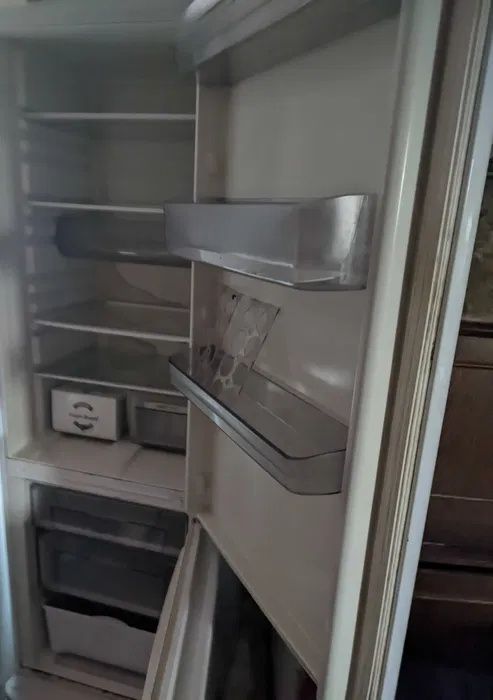 Холодильник с морозильником ARISTON