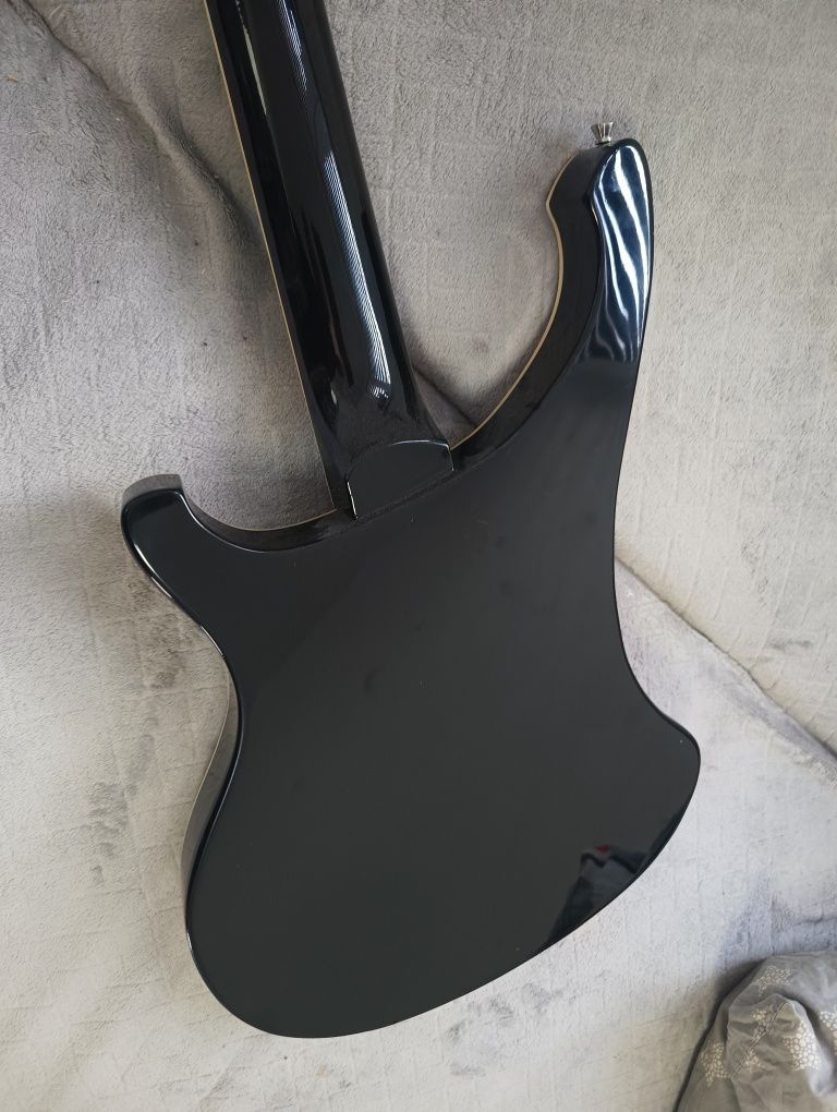 Gitara basowa typu Rickenbacker
