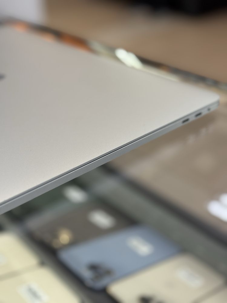 MacBook Pro 15 2018 i7/2.2GHz/Ram16Gb/ SSD 256gb Silver