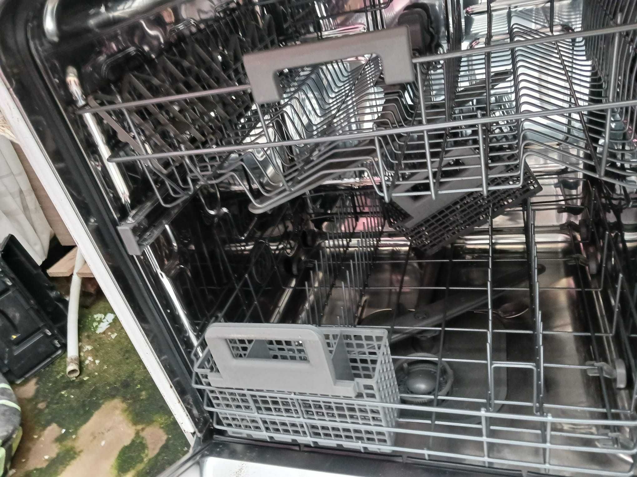 Vendo Máquina de lavar a loiça Whirlpool e mini frigorífico Confortec