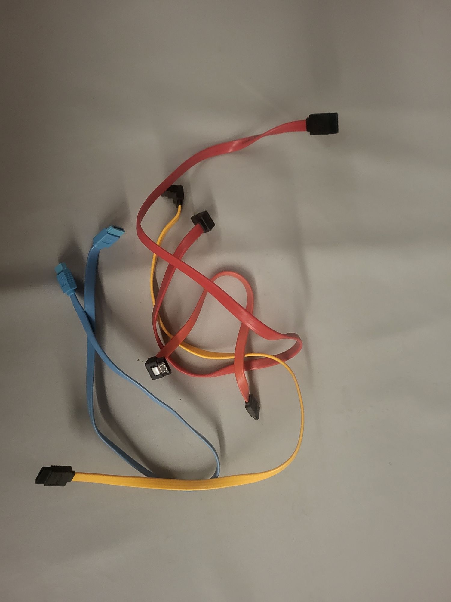 Sprzedam 4 kable sata.