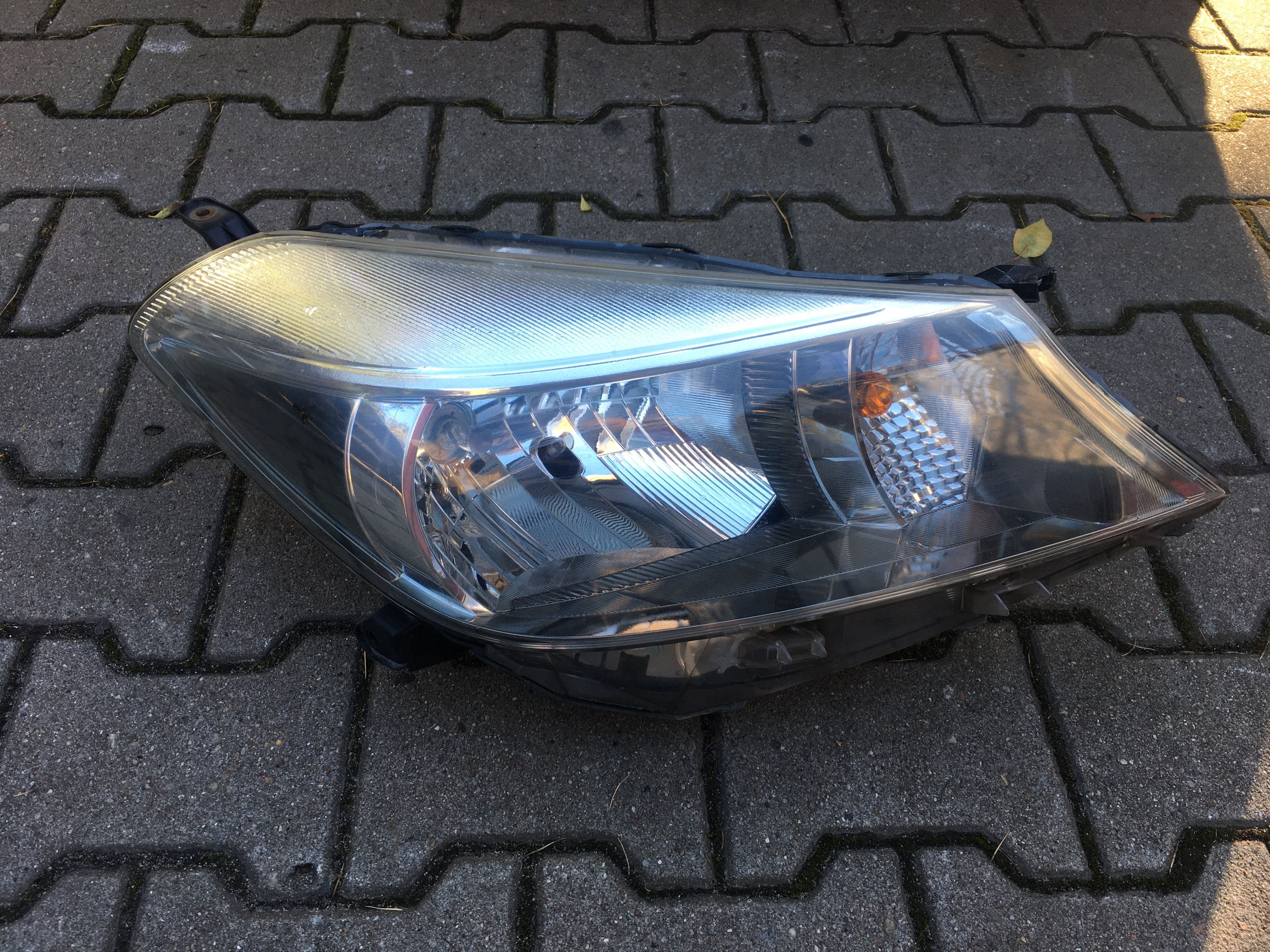 Lampa prawy przód Toyota Yaris III