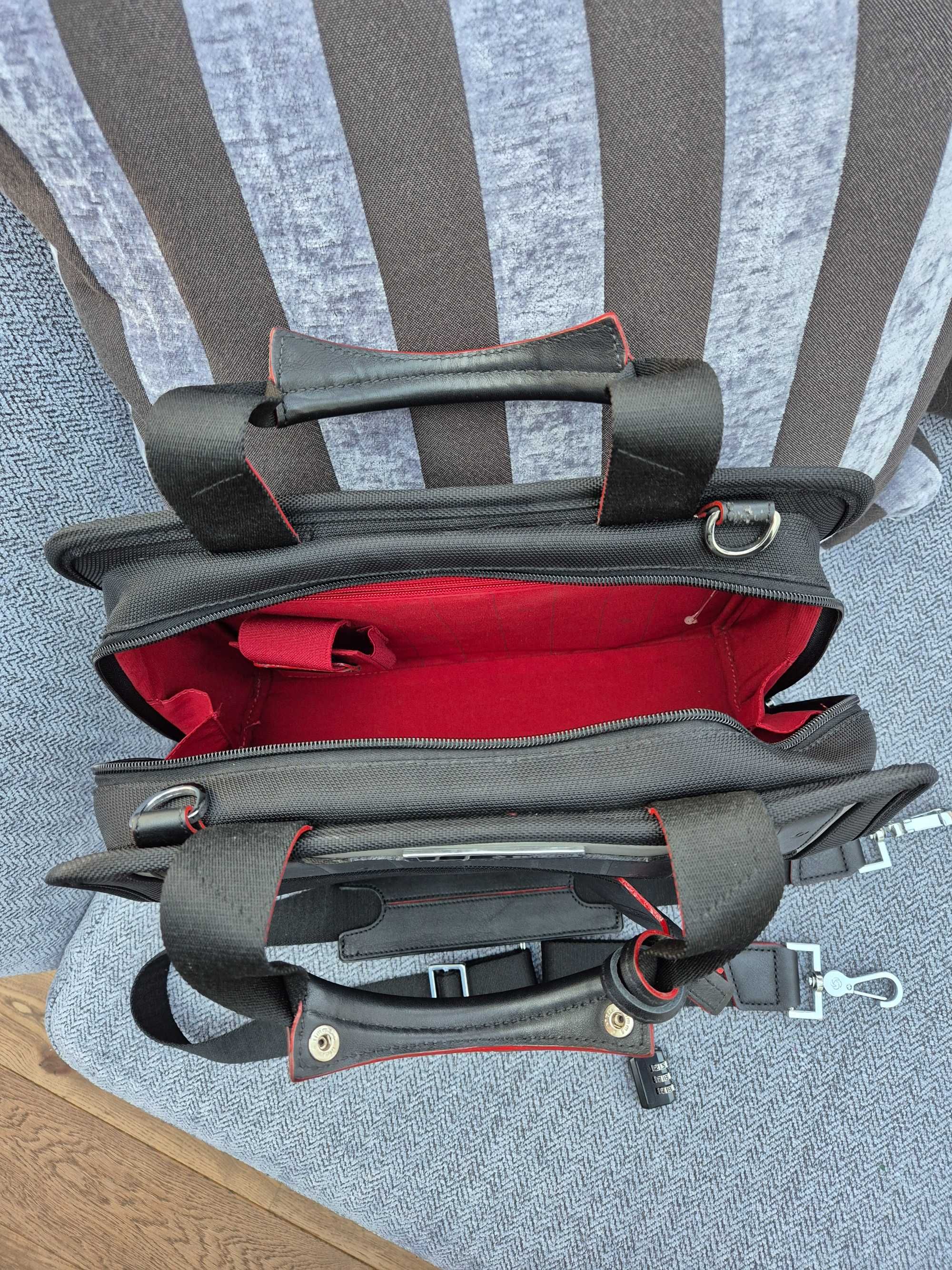 Torba podróżna Samsonite czarna z czerwonymi elementami.