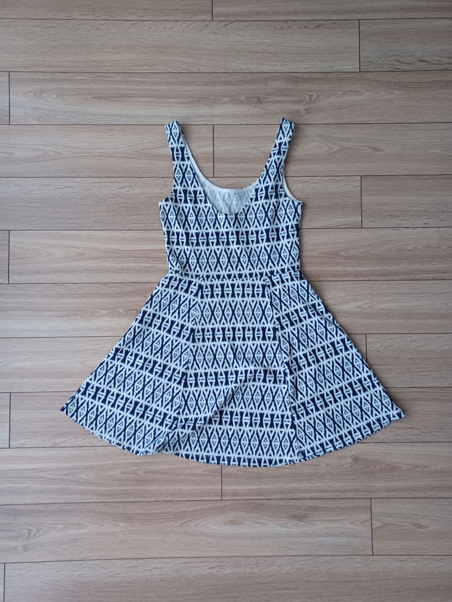 Sukienka marki H&M w rozmiarze 36