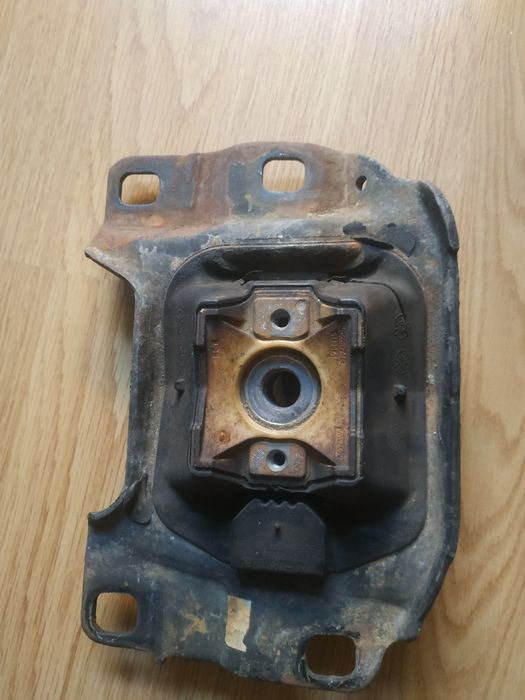 Ліва подушка двигуна під AV61-7M121-BC  ford focus usa 16