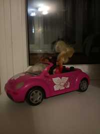 Машина Барби и две куклы.