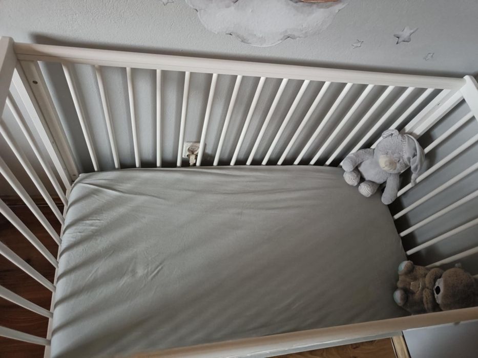 Łóżeczko dla niemowlaka z szufladą i materacem, białe 120x60
