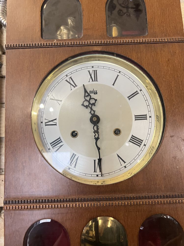 Великий годинник на стіні