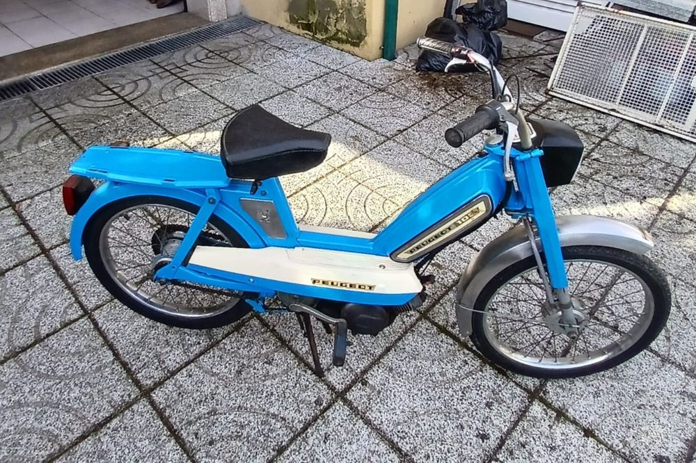 Motociclo antigo de marca Peugeot