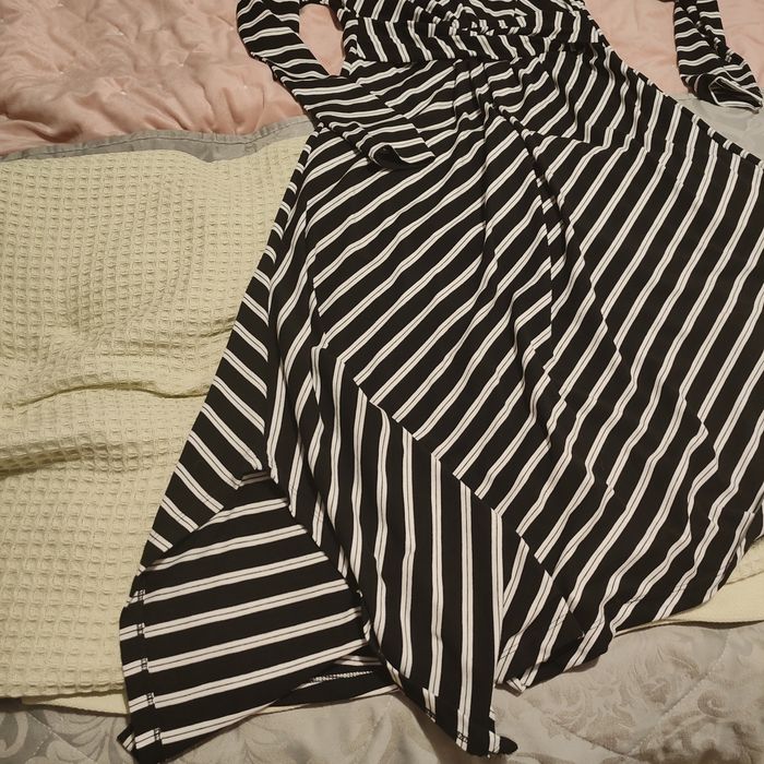 Vestido as riscas pretas e brancas Stradivarius