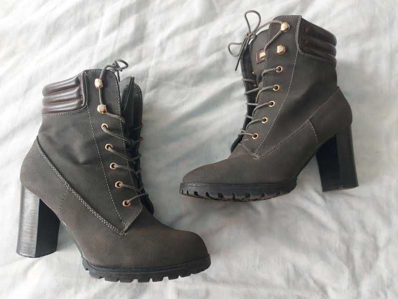 Szare buty na obcasie