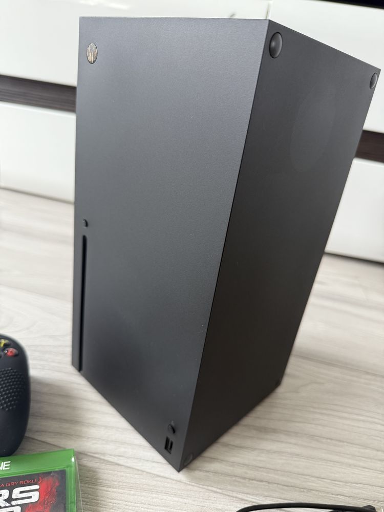 Kosola XBOX series X 1TB + gry, bateria, bardzo dobry stan
