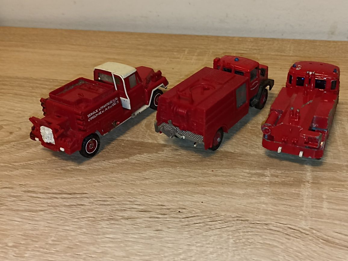 Trzy stare modele wozów strażackichz firmy Solido