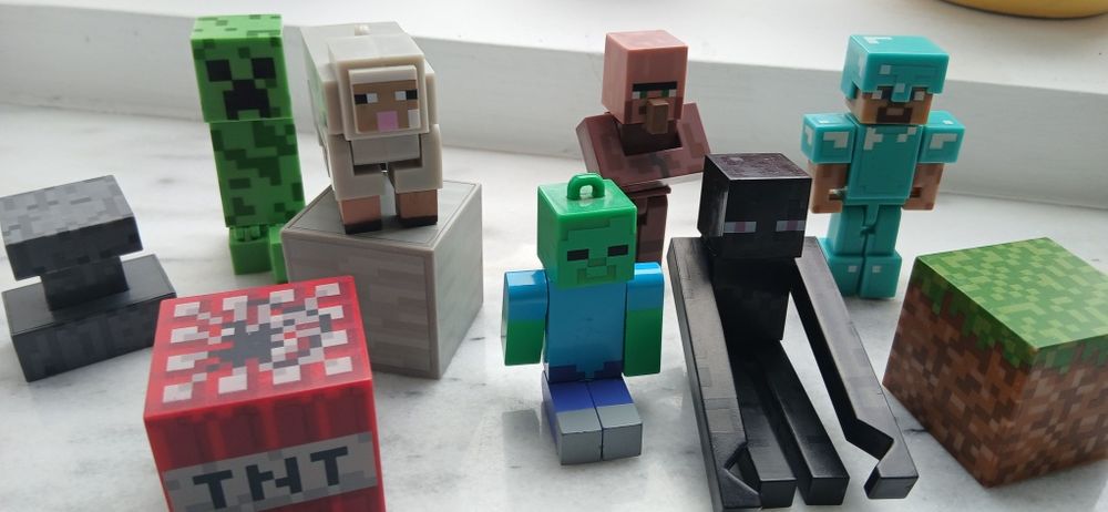Figurki minecraft firmy mojang