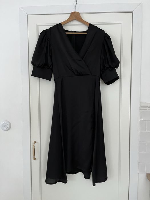 Czarna sukienka midi z rozporkiem