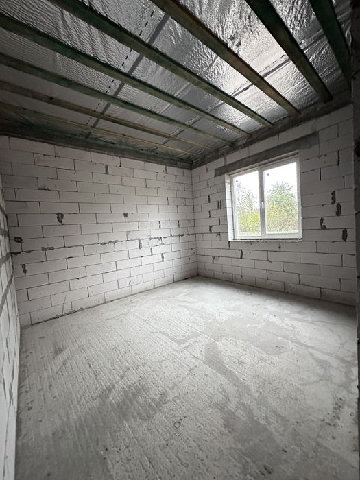 Продаж будинку з зарибленим озером.