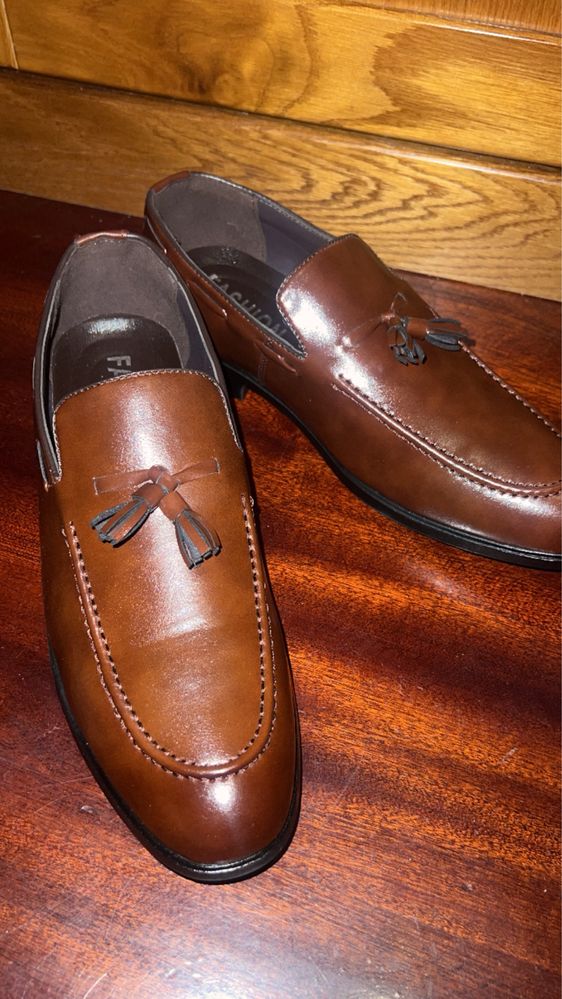 Sapatos clássicos de homem