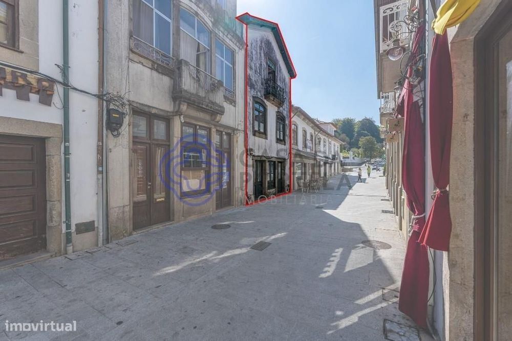 Prédio/moradia T6 Centro Histórico da Feira em Zona ARU constituído po