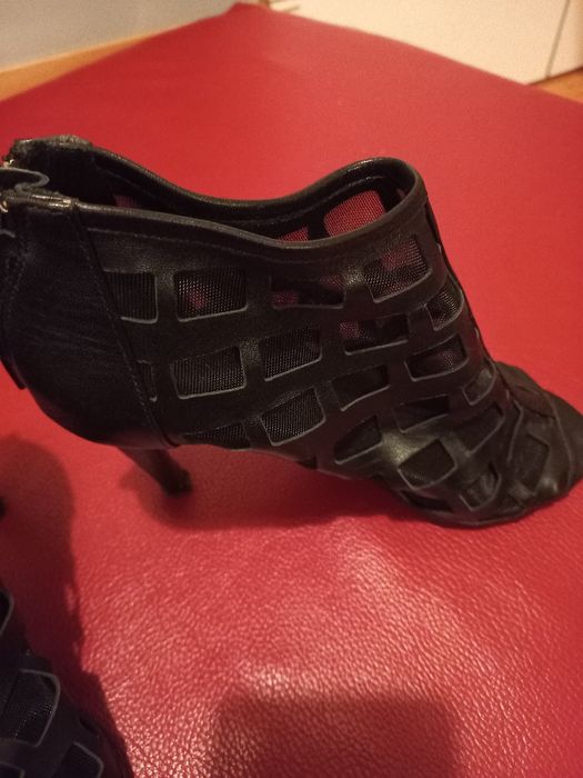 Sapatos pretos em pele