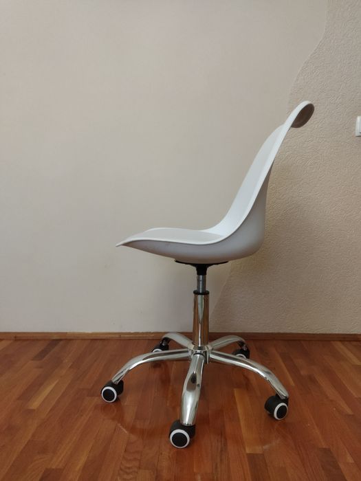 Нове крісло на колесиках.