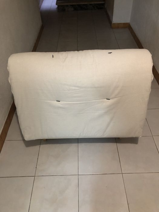 Estrutura em madeira com futon