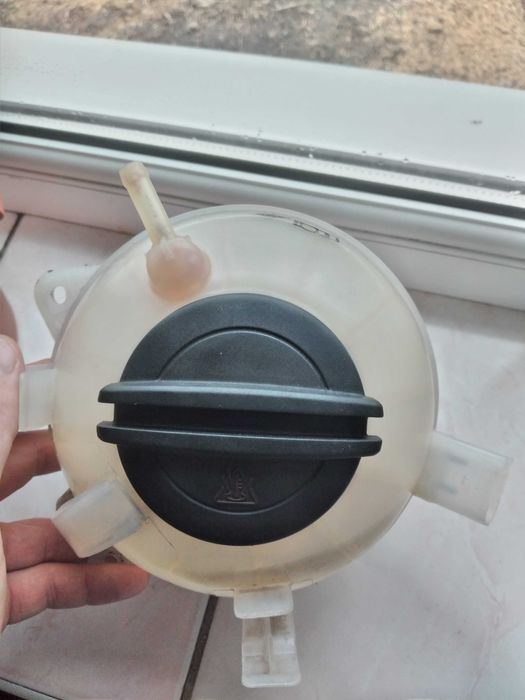 Розширітьільний бачок Шкода а5  вдуже доброму стані чистий,