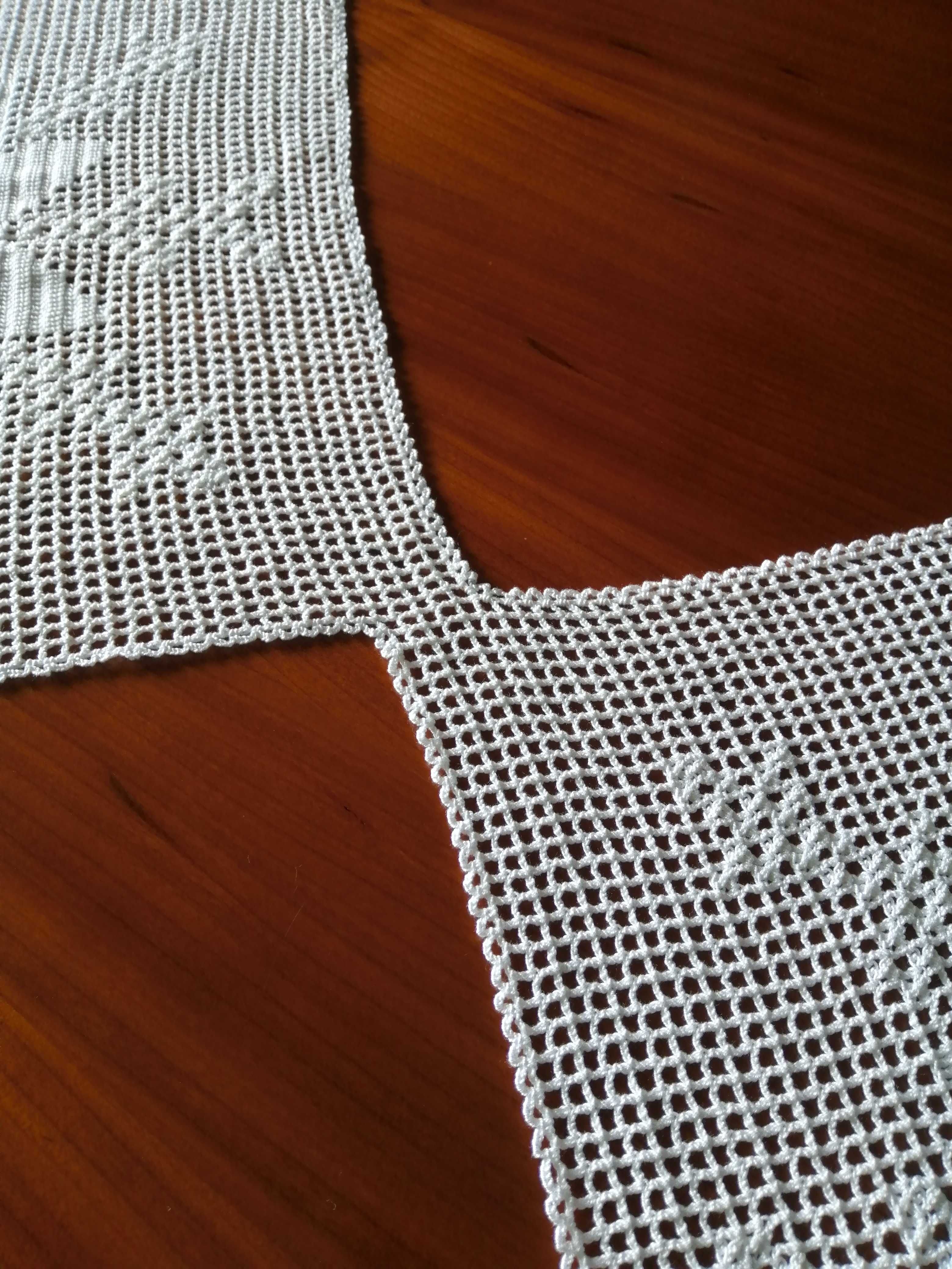 Naperon para mesa em crochet executado à mão