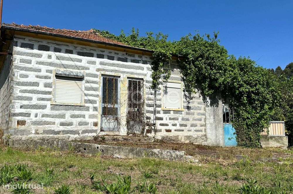 Moradia para restauro com terreno de 2370m2