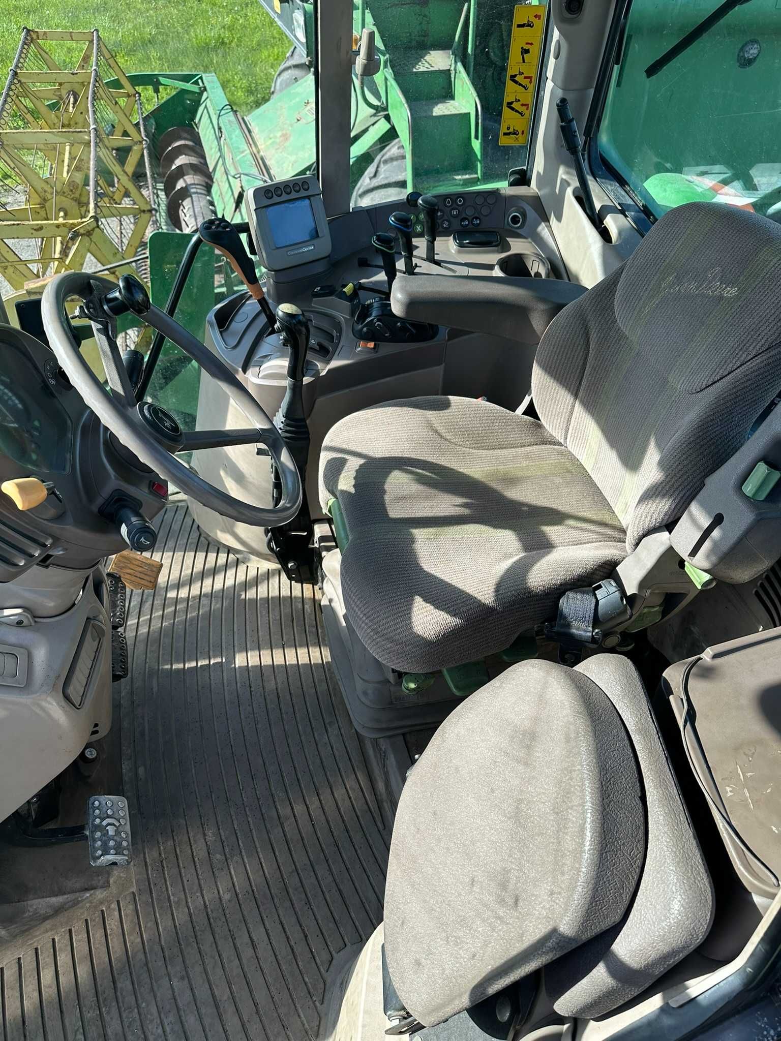 Трактор John Deere 6930 Premium з фронтальним навантажувачем