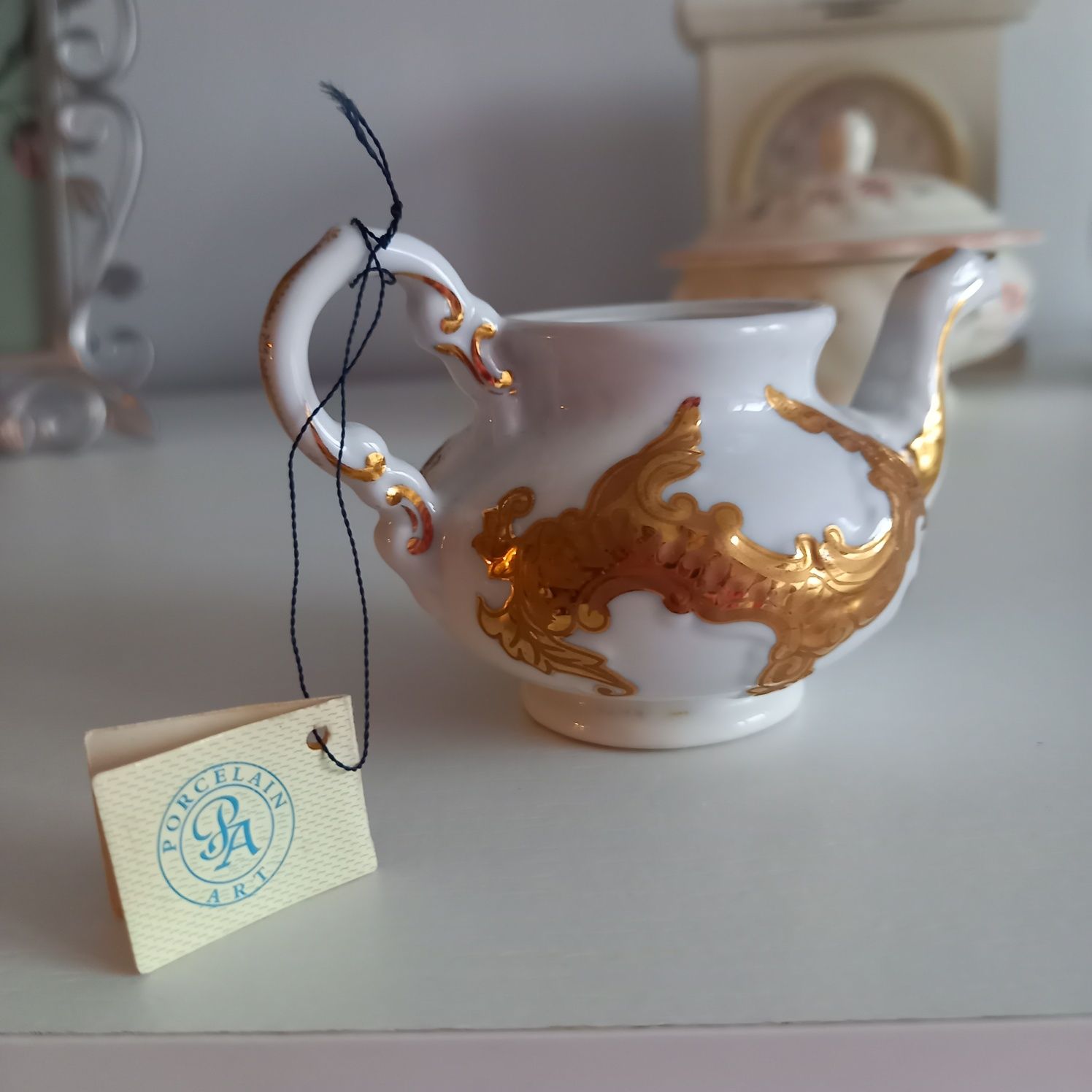 Dzbanuszek miniaturowy Porcelain Art  PA nowy sygnowany dzbanek biały