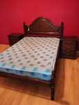 Cama de casal e mesas de Cabeceira