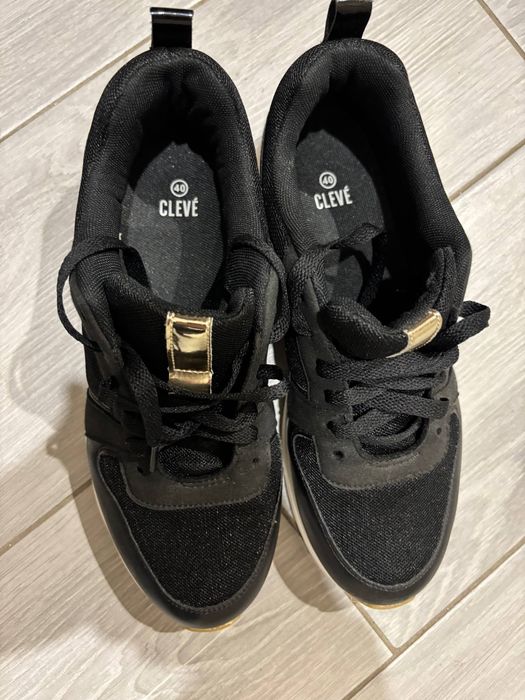 Продам кросівки 40 р