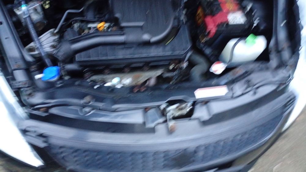 Suzuki Swift MK7 pas przedni górny wąsy