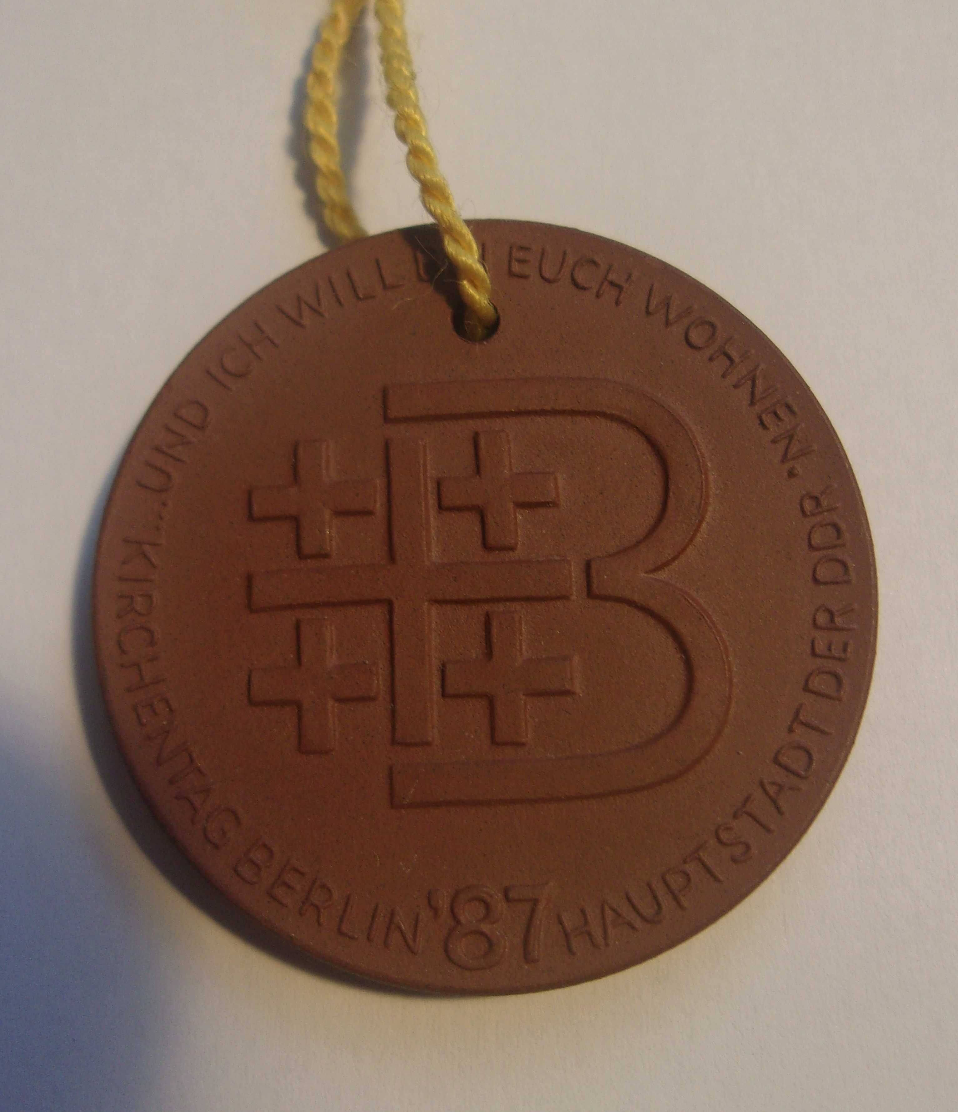 Medal porcelanowy Miśnia ( Meissen ) z 1987 roku - Kościelny