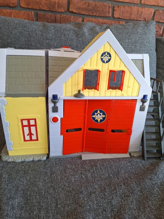 Remiza strażacka, strażak Sam