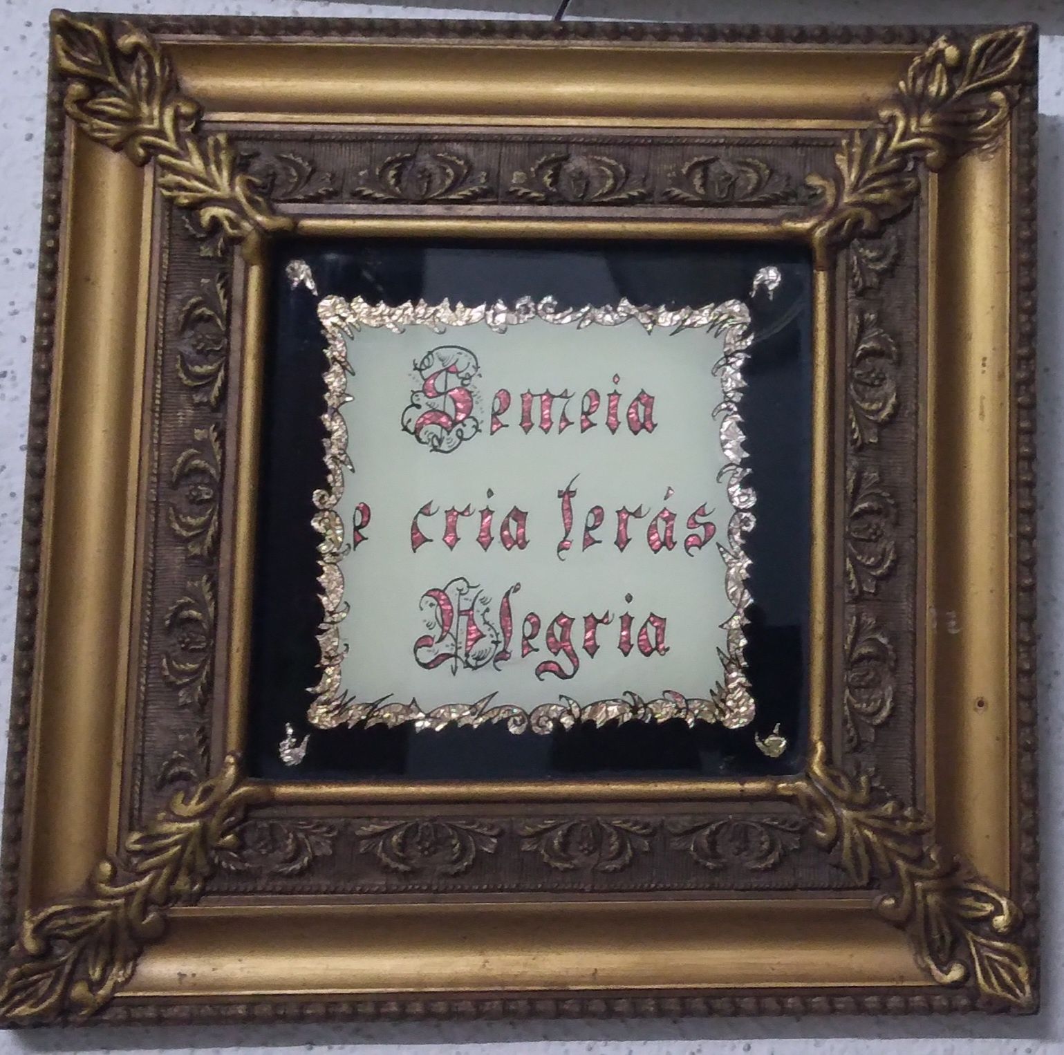 Quadro falante com moldura dourada