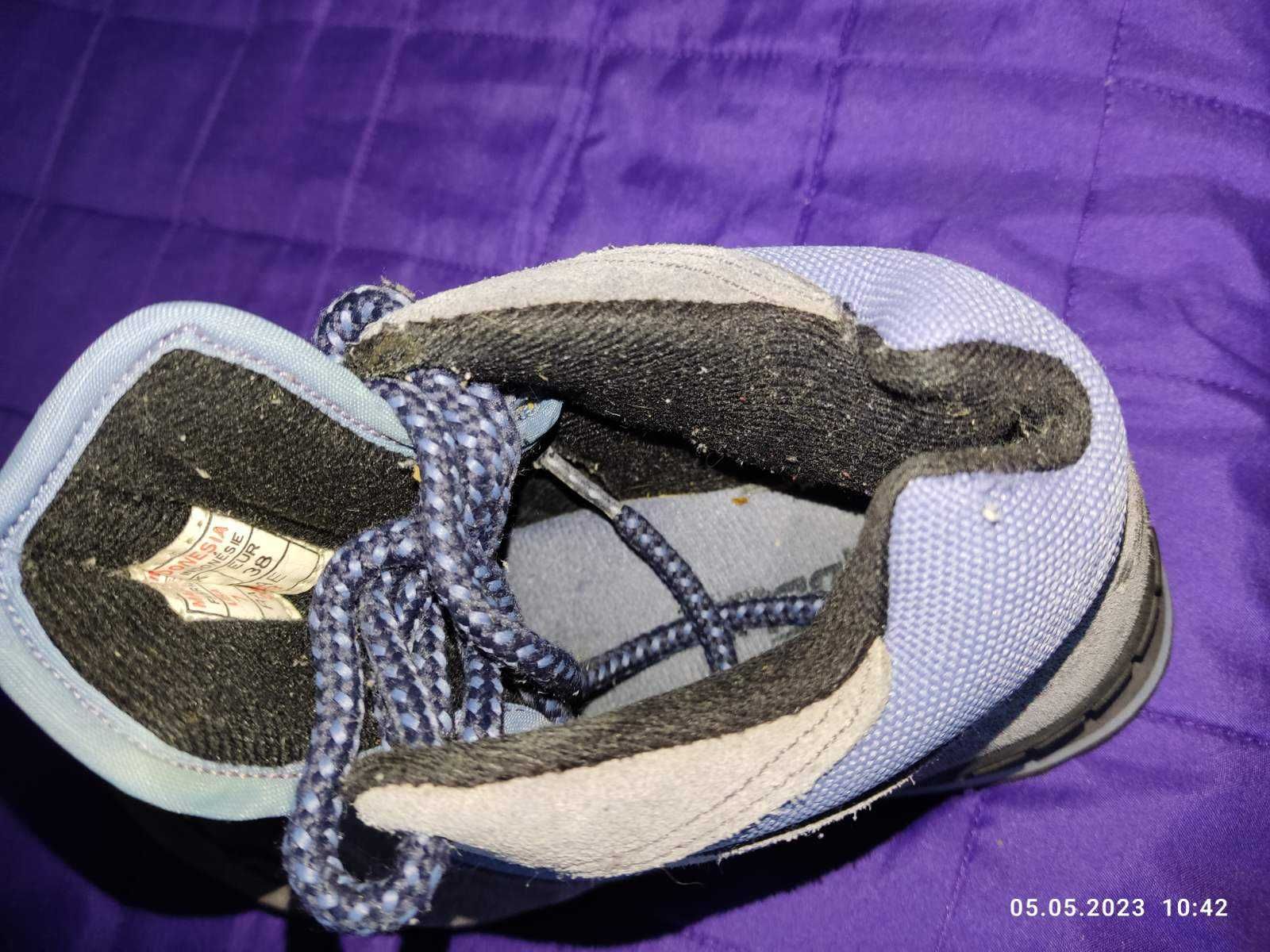 Кросівки Reebok.