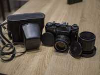 Aparat analogowy Zenit ET z dwoma obiektywami